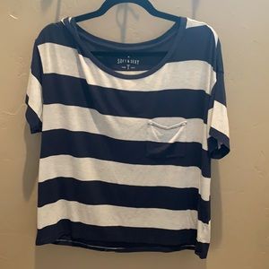 blue and light gray t shirt